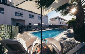 2 Bedroom Beautiful Apartment In Okrug Gornji